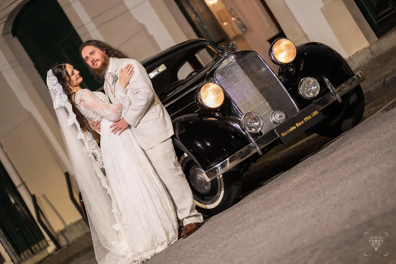 Casamento em cidade histórica com carro clássico — Destination Wedding