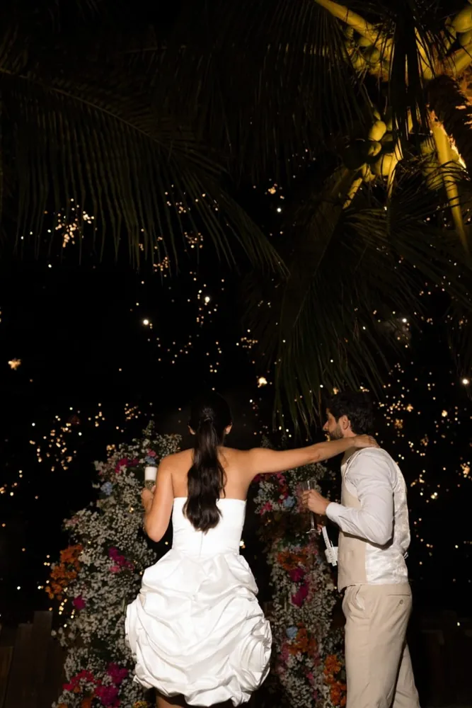 Celebração de casamento na praia à noite com luzes