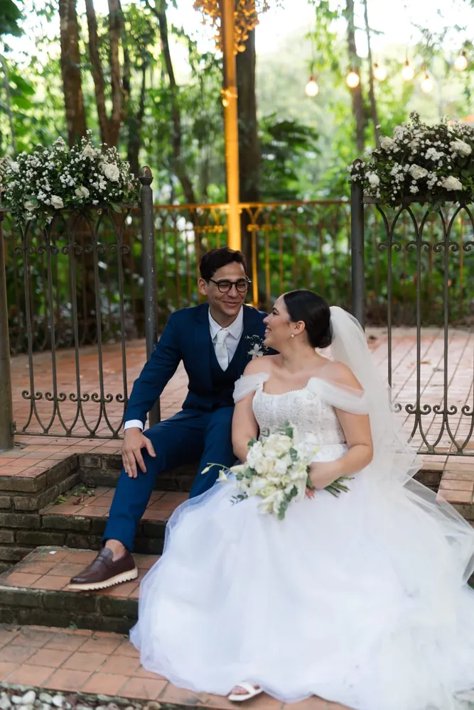 Noivos sentados no jardim do casamento