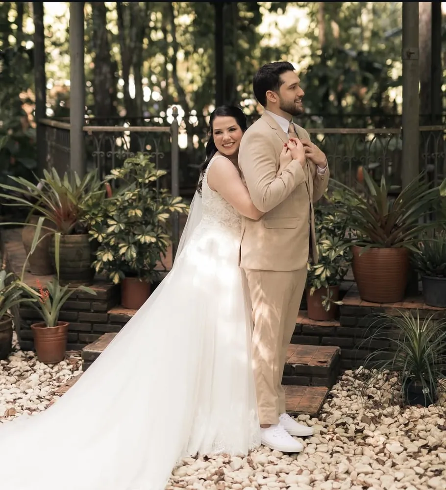 First look dos noivos no jardim