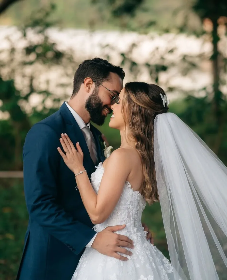 Noivos em momento íntimo no casamento