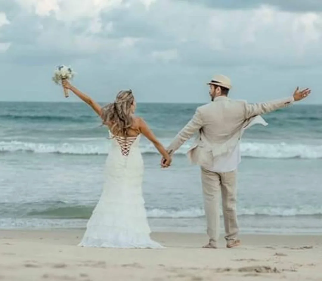Casal em Destination Wedding na praia — assessoria Requinte